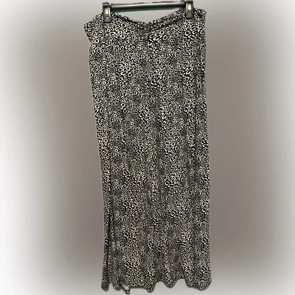 Super cute black and white skirt! Elastic waist! 1X